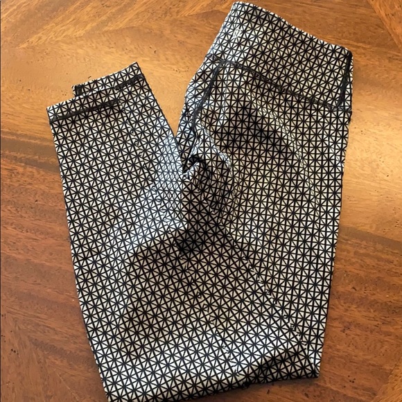 Size 4 black diamond lululemon leggings yoga pants - Picture 2 of 4